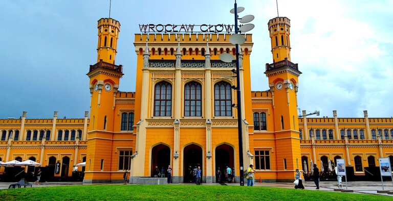 Jolanta PAWNIK: 170 lat architektonicznej perełki. Historia i tajemnice wrocławskiego Dworca Głównego