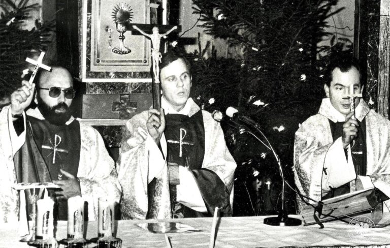 Unikalne pamiątki związane z błogosławionym ks. Jerzym Popiełuszką - np. przedmioty z jego warszawskiego mieszkania - trafiają sukcesywnie do Muzeum Podlaskiego w Białymstoku, które tworzy powstające w Okopach (Podlaskie) Muzeum ks. Jerzego Popiełuszki.