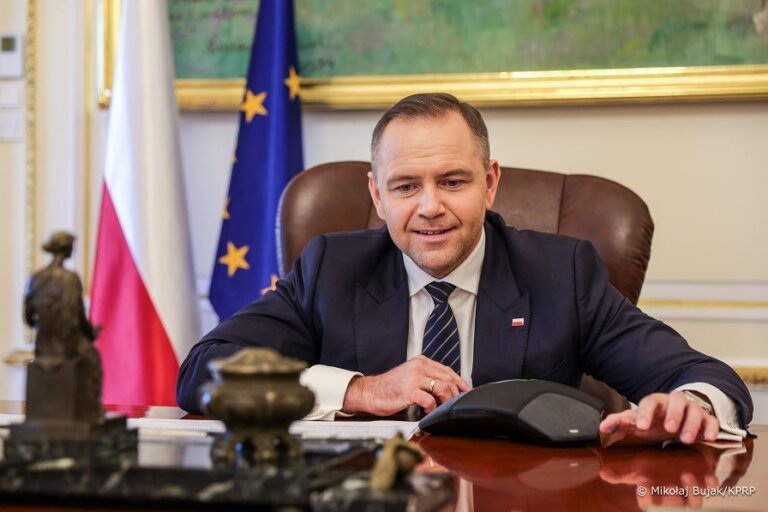 Sto dni po zaprzysiężeniu Karola Nawrockiego na urząd Prezydenta Rzeczypospolitej Polskiej upływa pod znakiem intensywnej aktywności ustawodawczej, dyplomatycznej i krajowej. W tym czasie głowa państwa złożyła jedenaście projektów ustaw, trzynaście zawetowała, a siedemdziesiąt podpisała. 100 dni prezydentury Karola Nawrockiego to ponad trzydzieści wizyt w kraju i za granicą, tysiące odznaczeń i awansów, a także praca nad strategicznymi reformami państwa.