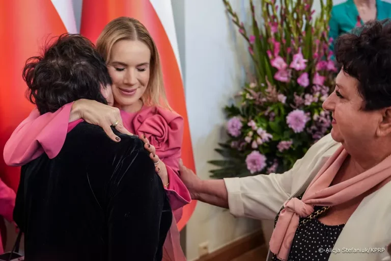 Pierwsza dama Marta Nawrocka poinformowała, że ma zamiar otworzyć w najbliższych dniach fundację „Blisko Ludzkich Spraw”, która zajmie się m.in. walką z przemocą w internecie oraz pomocą osobom z niepełnosprawnościami i ich rodzinom. To będzie działalność typowo społeczna, apolityczna - podkreśliła.