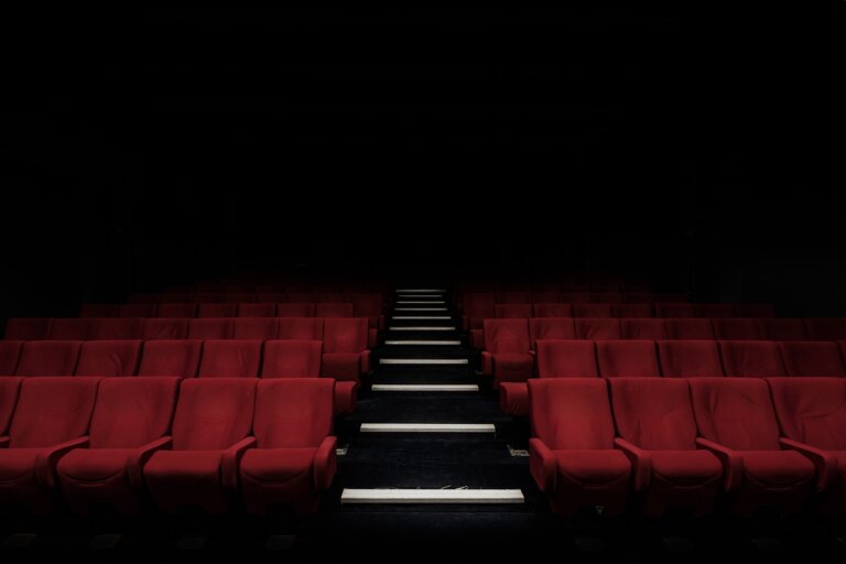 W świecie, w którym niemal każda historia trafia do nas przez ekrany, Teatr Klasyki Polskiej zaprasza do rozmowy o sztuce, która wciąż dzieje się tu i teraz, w bezpośrednim spotkaniu aktora z widzem. Drugi odcinek cyklu „Sztuka Teatru. Rozmowy Jacka Kopcińskiego” poświęcony jest fenomenowi spektaklu tworzonego „na żywo” i temu, co odróżnia go od zmediatyzowanej kultury współczesności.