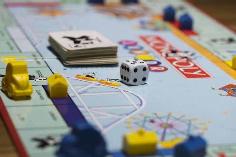 Gra, która miała uczyć o niebezpieczeństwach gromadzenia majątku w rękach nielicznych, stała się globalnym hymnem ku czci finansowego triumfu. Od ponad 80 lat Monopoly pozostaje jednym z najbardziej rozpoznawalnych produktów kultury masowej, dokumentując zmieniające się podejście do rynku, bogactwa i władzy.
