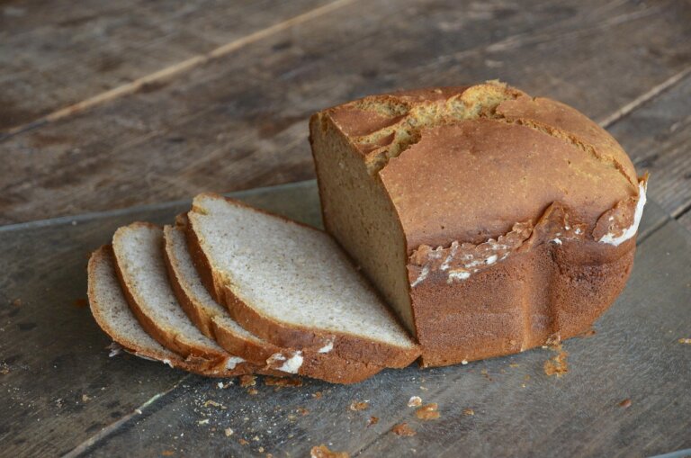 Moda na dietę bezglutenową trwa, wspierana przez celebrytów i media. Jednak obszerna analiza badań opublikowana w „The Lancet” podważa popularne przekonania. Wnioski są jednoznaczne: u większości osób, które podejrzewają u siebie nietolerancję glutenu, to nie gluten odpowiada za objawy.