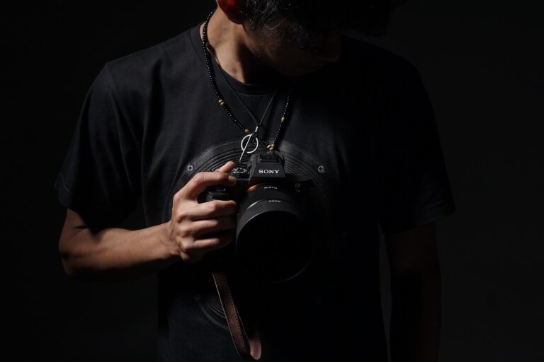 „Dzień bez kalendarza” to pokaz kilkudziesięciu zdjęć fotografa Tadeusza Rolkego, w tym 14 pochodzących z ostatniego nieukończonego projektu artysty. Wystawa jest pierwszą po śmierci fotografa indywidualną prezentacją zdjęć z niedokończonego cyklu fotograficznego. Tadeusz Rolke zmarł w lipcu 2025 roku.