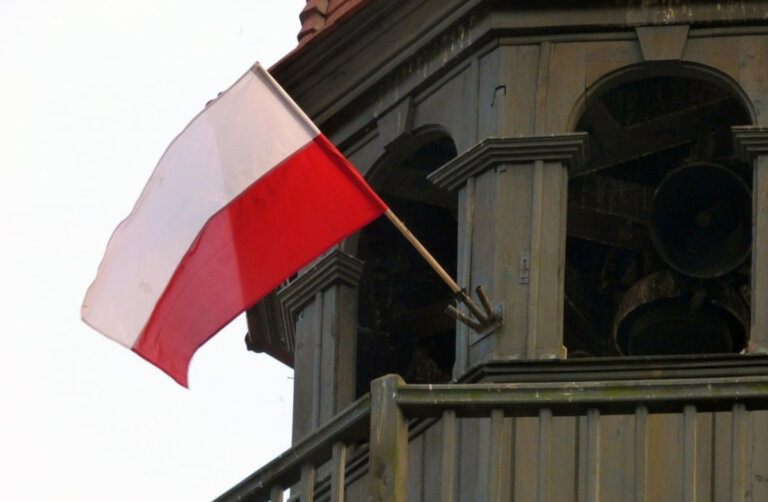 jak wywiesić flagę Polski