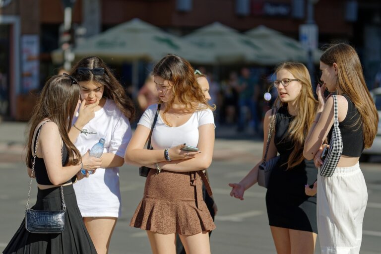 Badania obejmujące ponad 10 tys. nastolatków w Hiszpanii pokazują wyraźny trend: pogorszenie zdrowia psychicznego młodych dotyka szczególnie dziewczęta. Różnice między płciami nie są wrodzone, pojawiają się wraz z dojrzewaniem i pogłębiają się z wiekiem. To zjawisko nie wynika z trudniejszego otoczenia społecznego, lecz z wewnętrznych przeżyć i sposobu postrzegania siebie.