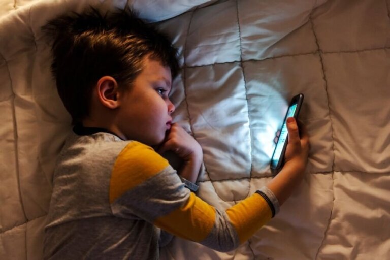 Rząd Danii wprowadza zakaz social mediów, a dokładnie korzystania z platform społecznościowych przez dzieci i młodzież do lat 15. Jak ustalono, nieletni w wieku 13-15 lat będą mogli używać aplikacji za zgodą rodziców.