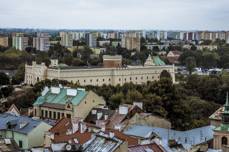 107. rocznicę utworzenia w Lublinie Tymczasowego Rządu Ludowego Republiki Polskiej uczcili działacze partii lewicowych. Podkreślali, że choć rząd ten przetrwał tylko kilka dni, to jego program był przełomowy i wyznaczał cele na przyszłość.