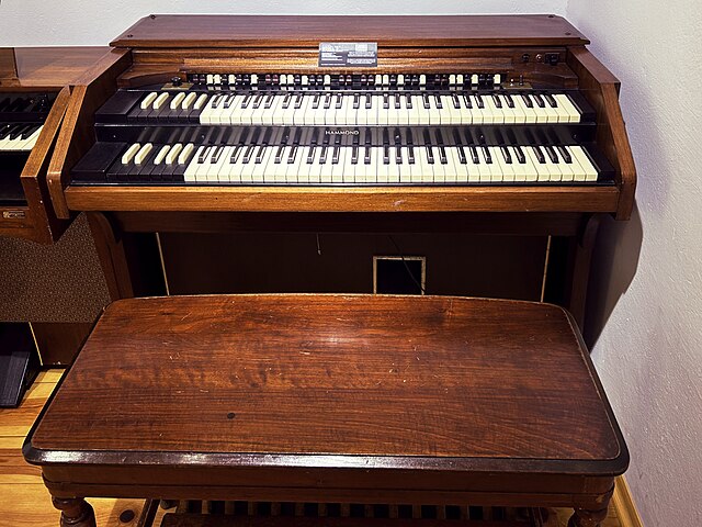 Mija 90 lat od zaprezentowania organów Hammonda - instrumentu, który miał być tańszą alternatywą dla organów piszczałkowych, a z czasem stał się jednym z najbardziej rozpoznawalnych brzmień muzyki XX wieku. Historię wynalazku i ponad 60 eksponatów prezentuje Muzeum Hammonda w Kielcach.