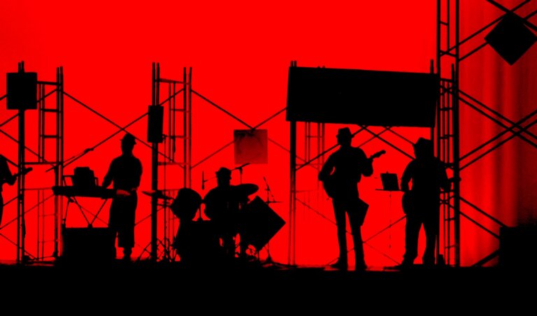 Maciej ŚWIRSKI: Teatr po sensie. O ironii, ideologii i utracie tragizmu