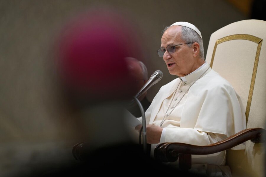 Zdjęcie okładkowe wpisu Papież Leon XIV: Sztuczna inteligencja tworzy złudną równoległą rzeczywistość