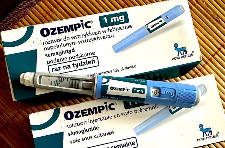 Przyrost masy ciała może być aż czterokrotnie szybszy po odstawieniu nowej generacji leków na odchudzanie podawanych w zastrzykach – wykazała metaanaliza badań opublikowana przez „British Medical Journal”. Porównywano w nich te leki z dietami odchudzającymi oraz innymi preparatami.
