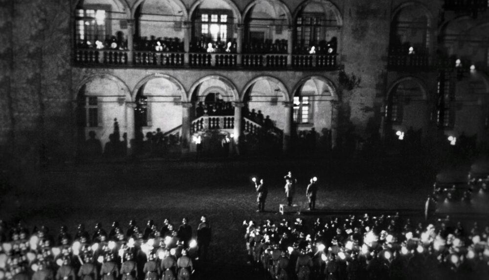 Zdjęcie okładkowe wpisu Jan ŚLIWA: Hans Frank. Na dworze „niemieckiego króla Polski”