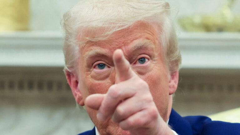 Francuski dziennik „Le Figaro” ocenia, że Stany Zjednoczone pod wodzą prezydenta Donalda Trumpa traktują Europę wrogo i że powinna ona teraz „odpowiedzieć lub zniknąć” oraz wybrać „między suwerennością a wasalizacją”. Gazeta wzywa, by Europa na cła odpowiedziała również cłami.