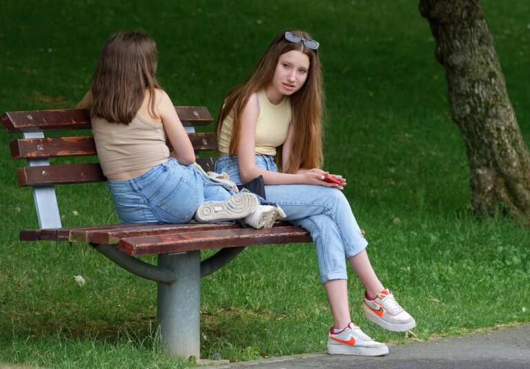 Choć młodzi ludzie zwykle wiedzą, jakie konsekwencje mogą mieć ich decyzje, w okresie dorastania i tak częściej podejmują ryzykowne zachowania. Neurobiologia, psychologia i wpływ rówieśników tłumaczą, dlaczego rozsądek tak często przegrywa wtedy z impulsem.