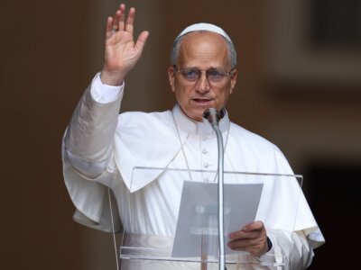 Papież LEON XIV: Stoimy przed groźbą powrotu do wyścigu produkcji coraz bardziej wyrafinowanych nowych rodzajów broni, także z wykorzystaniem sztucznej inteligencji