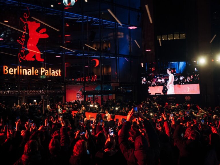 Film „Yellow Letters” Ilkera Çataka otrzymał Złotego Niedźwiedzia dla najlepszej produkcji podczas sobotniej gali zamknięcia 76. Berlinale. Jak podkreśliło jury w uzasadnieniu werdyktu, fabuła ukazuje opozycję między językiem totalitarnym i empatycznym językiem sztuki filmowej.
