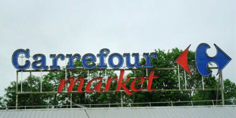 W ramach planu strategicznego Carrefour 2030 grupa planuje skoncentrować się na trzech rynkach bazowych, natomiast Polskę włącza do grupy „inne kraje”; w odniesieniu do niej utrzymuje „wszystkie opcje strategiczne otwarte”, od wzrostu do częściowej monetyzacji - podał Carrefour w komunikacie.