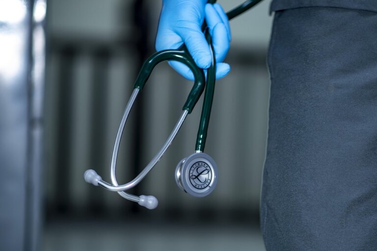 Tropikalna choroba denga zdiagnozowana została u dwójki nastoletnich pacjentów, którzy trafili z gorączką do Krakowskiego Szpitala Specjalistycznego im. św. Jana Pawła II. Nastolatkowie wrócili z podróży do krajów tropikalnych.