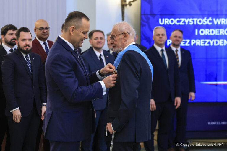 Rzeźbiarz i były rektor Państwowej Wyższej Szkoły Sztuk Plastycznych w Gdańsku - prof. Stanisław Radwański, to autor pomników, rzeźb sakralnych, plenerowych oraz medali. Jest laureatem konkursów rzeźbiarskich oraz nagród w dziedzinie kultury, sztuki i edukacji.