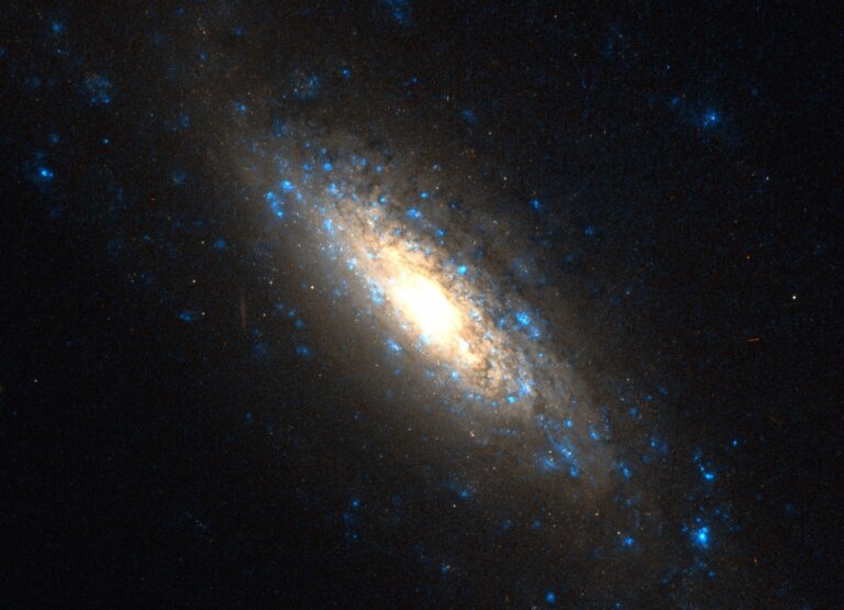 NGC 5879