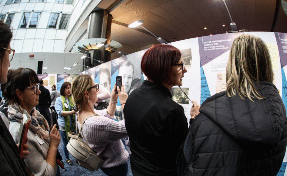 Zdjęcie okładkowe wpisu Przystanek Historia: O Polakach ratujących Żydów. Wystawa w Parlamencie Europejskim [PODCAST]