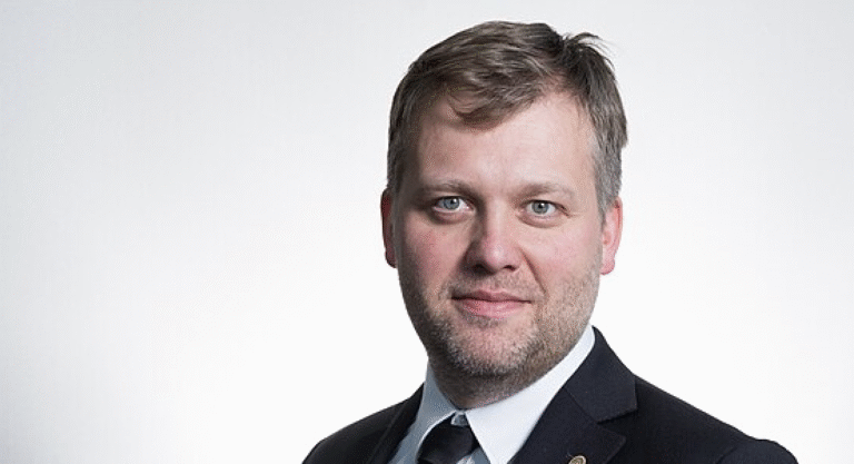 Platformy takie jak Rent-a-Human pozwalają algorytmom zlecać ludziom zadania w świecie fizycznym – od wizyt w urzędach po działania performatywne. To eksperyment, który może pogłębić istniejące nierówności i wyzwania rynku pracy - powiedział dr Alek Tarkowski, socjolog i badacz świata cyfrowego.