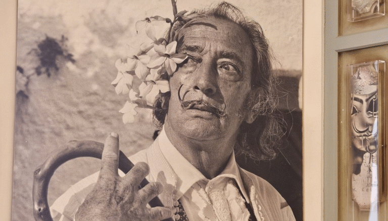 100 grafik wybitnego surrealisty Salvadora Dalego można będzie oglądać od środy na wystawie w Muzeum Zamojskim w Zamościu (Lubelskie). Eksponowany będzie cykl prac hiszpańskiego artysty inspirowanych „Boską komedią” Dantego Alighieri. Wystawę wystawy „Salvador Dali. Boska komedia” można będzie oglądać w Muzeum Zamojskim w Zamościu do 14 czerwca.