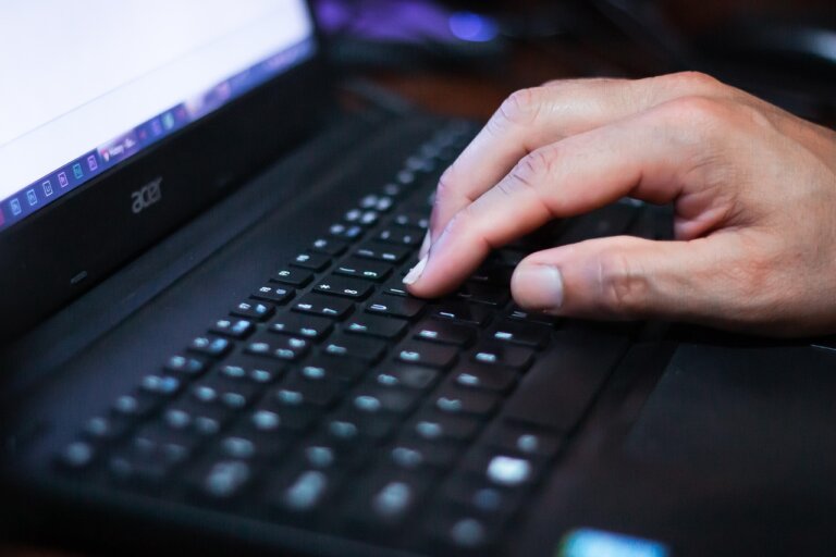 Stres wywołany polityką przestaje być chwilową reakcją na ważne wydarzenia. Badania pokazują, że dla milionów ludzi staje się on stałym elementem codzienności, a kluczową rolę odgrywają w tym media społecznościowe.