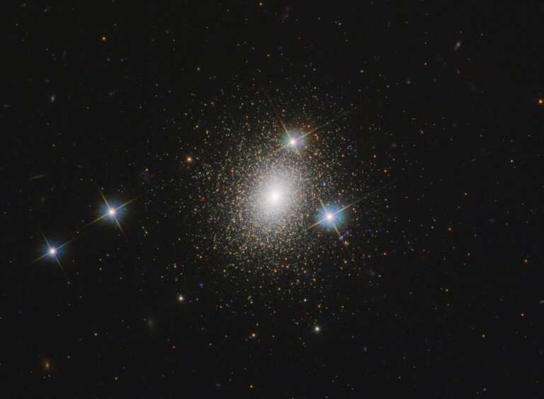 Astronomowie uchwycili niezwykłą gromadę kulistą Mayall II w Andromedzie. Kosmiczny obiekt został sfotografowany przez Kosmiczny Teleskop Hubble’a