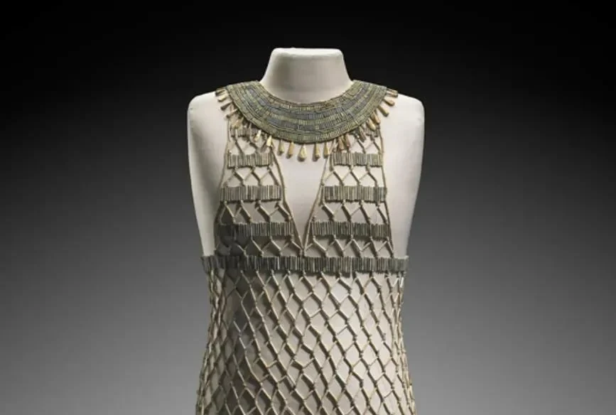 Egipska suknia sprzed 4,5 tys. lat. Niezwykłe ubranie wykonano z koralików