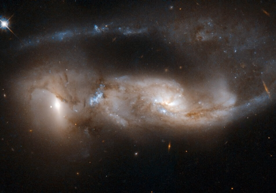 Zderzenie galaktyk w gwiazdozbiorze Smoka. Hubble uchwycił układ Arp 81