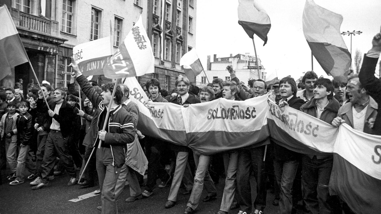 Jolanta PAWNIK: Od pochodu do protestu. Wrocławskie obchody święta pracy 1982–1983
