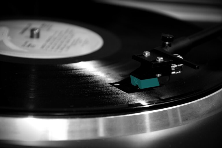 Czy winyl naprawdę brzmi lepiej niż CD i streaming, czy to tylko nostalgiczny mit? Odpowiedź nie sprowadza się do technologii, lecz do napięcia między precyzją a doświadczeniem odsłuchu.