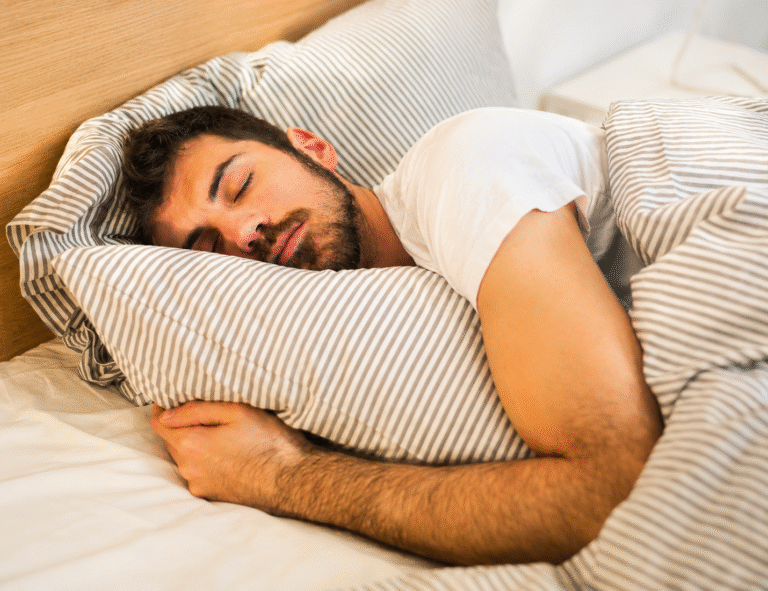 Coroczne badania kontrolne zwykle obejmują dietę, aktywność fizyczną i kondycję psychiczną. Sen nadal pozostaje jednak jednym z najbardziej pomijanych tematów w gabinetach lekarskich. To poważny problem, ponieważ właśnie podczas snu mogą ujawniać się zaburzenia prowadzące do chorób serca, udarów czy demencji.
