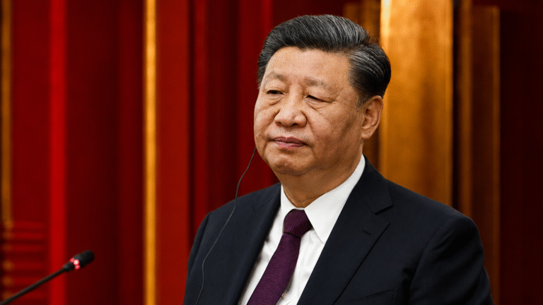 W Pekinie Xi Jinping rozpoczął 14 maja 2026 roku spotkanie z prezydentem Stanów Zjednoczonych Donaldem Trumpem, podkreślając znaczenie dwustronnych relacji dla świata. Prezydent Donald Trump nazwał Xi Jinpinga „wielkim przywódcą” i zapowiedział, że oba kraje będą miały „fantastyczną przyszłość”.
