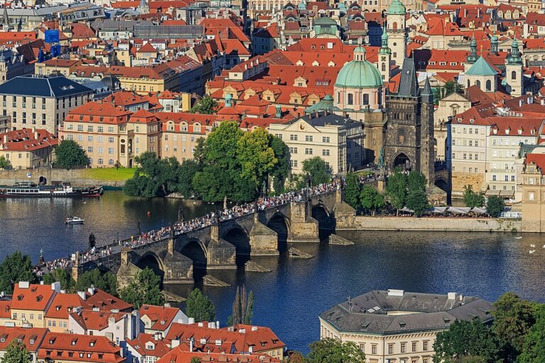 Koniec z piwem, głośnymi wieczorami kawalerskimi i tłumami blokującymi historyczne centrum – powiedziała Jana Adamcova z Prague City Tourism (PCT). Tłumaczy, że czeska stolica rzuca wyzwanie dotychczasowemu modelowi masowej turystyki i rusza z wartą miliony kampanią literacką.