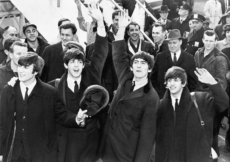 W 1966 roku władze PRL nie zgodziły się na przyjazd papieża Paweł VI do Polski. Rozważano natomiast sprowadzenie zespołu The Beatles, który mógłby odciągnąć uwagę od uroczystości religijnych związanych z milenium chrztu Polski. Co ciekawe, 3 maja 1966 r. grupa rzeczywiście miała wolny termin w swoim kalendarzu koncertowym.