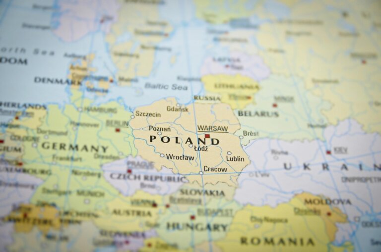 W 2025 roku liczba wiz Schengen wydanych Rosjanom wzrosła o 10 proc. wobec 2024 r. i wyniosła 623 tys. - wynika z danych UE. Polska jest wśród krajów, które wydały najmniej wiz. Najwięcej zezwoleń - 173 tys. - wydała Francja, która w tym czasie zwiększyła ich liczbę o prawie 30 proc.
