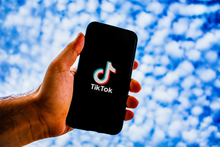 TikTok a język młodych. Badanie 700 najpopularniejszych filmów w Hiszpanii wykazało, że co czwarty materiał zawiera błędy ortograficzne lub gramatyczne.