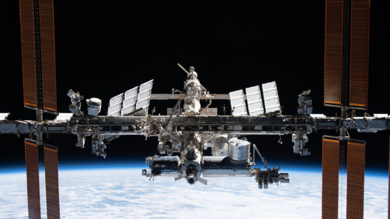 Jak zachowują się leki w kosmosie? Próbki z ISS wróciły na Ziemię