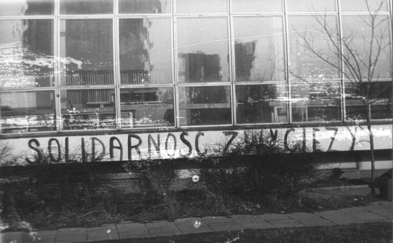 Jolanta PAWNIK: Wrocławska wojna o eter w stanie wojennym