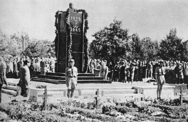 Pomnik "Gloria Victis". Pierwsze miejsce pamięci Powstania Warszawskiego