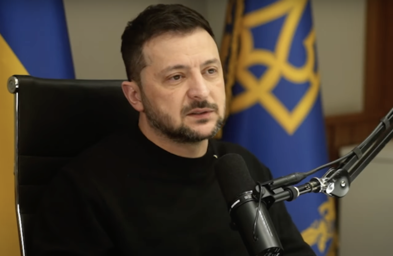 Zełenski apeluje o presję na Rosję Prezydent Ukrainy zaapelował do świata o jedność wobec rosyjskiego zagrożenia i wyraził przekonanie, że Rosję należy „docisnąć do końca”. „Cieszę się, że Stany Zjednoczone pozbyły się wszelkich złudzeń co do tego, czy Rosja rzeczywiście chce zakończyć tę wojnę. Wierzę, że Ameryka pozbędzie się wszystkich sprzeczności i lęków dotyczących Rosji. Trzeba posadzić »ruskich« przy stole negocjacyjnym. Potrzebne są wreszcie sankcje, po których zaczną wyć. Trzeba dać Ukrainie wszystko, co zmusi ich do zakończenia wojny. Jest to możliwe” – ocenił. Zełenski oświadczył, że Ukraina nie prosi, aby ktoś za nią walczył. „Dajcie Ukrainie wszystko, co pozwoli zatrzymać tę wojnę – zatrzymać ją szybciej, niż Putin zdoła rozpocząć następną. Aby do tego nie doszło, należy działać wspólnie. Europa musi być Europą – zjednoczoną, ambitną i odważną” – powiedział. Chiny powinny zareagować na groźby Prezydent zwrócił się także do Chin mówiąc, że nie mogą one dłużej milczeć wobec gróźb rosyjskich polityków dotyczących użycia broni jądrowej. „Chiny powinny reagować i studzić zapał. Chiny powinny dowodzić swoich ambicji do bycia jednym ze światowych liderów – nie tylko pod względem gospodarczym i technologicznym, lecz także cywilizacyjnym – jasno dając do zrozumienia, że żadnemu dyktatorowi nie wolno grozić planecie swoimi starymi głowicami” – zaznaczył. Chiny nie mogą dłużej milczeć
