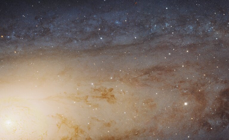 Dlaczego Andromeda tworzy coraz mniej gwiazd?