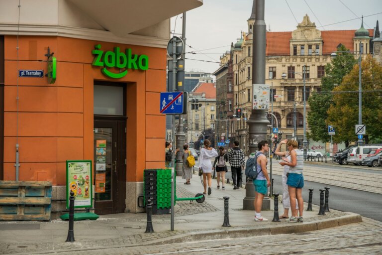 Właściciel Circle K chce przejąć Żabkę. Oferta wycenia spółkę na 32,62 mld zł