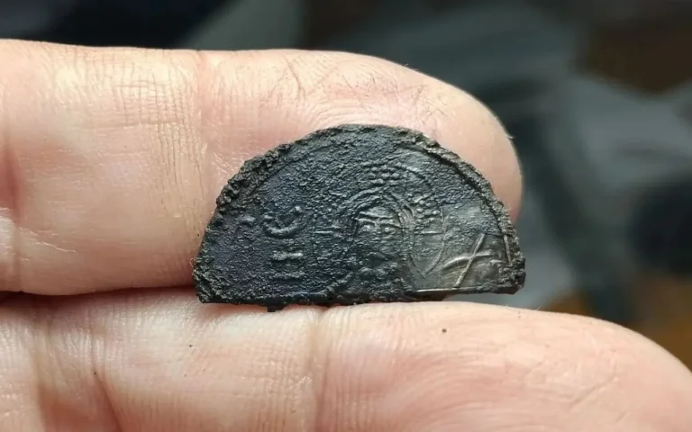 Archeolodzy odkryli srebrną ruską monetę sprzed ponad tysiąca lat. Wybito ją za panowania „chrzciciela Rusi”