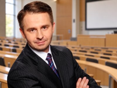 Mariusz ANDRZEJEWSKI. Kim jest ekonomiczna podpora PiS?