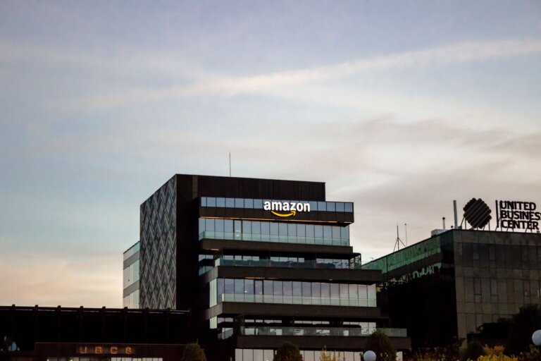 Amazon zapowiada ponad miliard dolarów dla społeczności wokół centrów danych