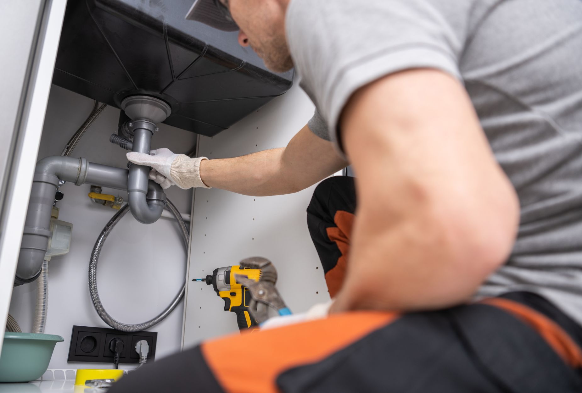 Do you handle both small and large plumbing repairs?